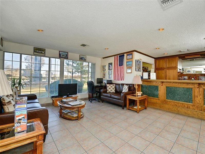 Americas Best Value Inn & Suites - Lancaster Extérieur photo