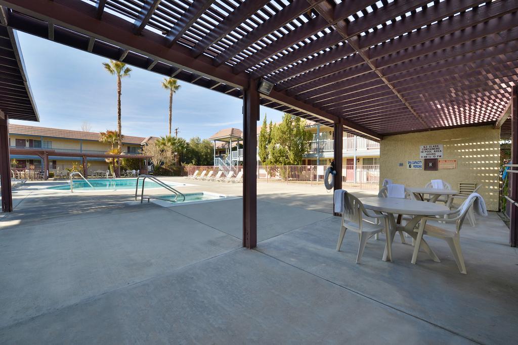 Americas Best Value Inn & Suites - Lancaster Extérieur photo