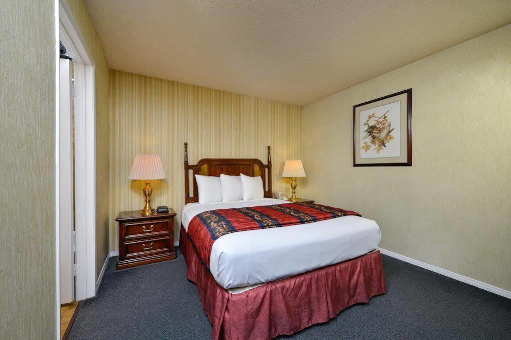 Americas Best Value Inn & Suites - Lancaster Extérieur photo